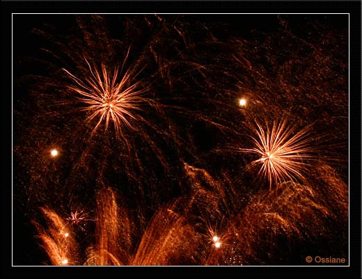 Des Etoiles aux Longs Cheveux Gazeux Brillent de tous leurs Feux. Des Soleils Projettent leurs Faisceaux Langoureux et Tombent à leurs Pieds Amoureux. Ballet Fougueux dans le Ciel Vaporeux.