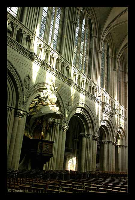 Des Ténèbres Jaillit la Lumière, Obscurité de l'Univers. Le Soleil Inonde la Terre, Blancheur et Pureté Ephémères. De l'Ombre Surgit la Vie, Espoir d'Amour et d'Harmonie.